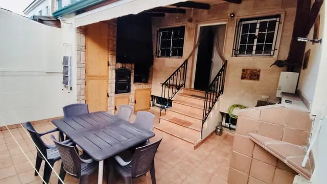 Estupendo triplex en zona campo de futbol — 24