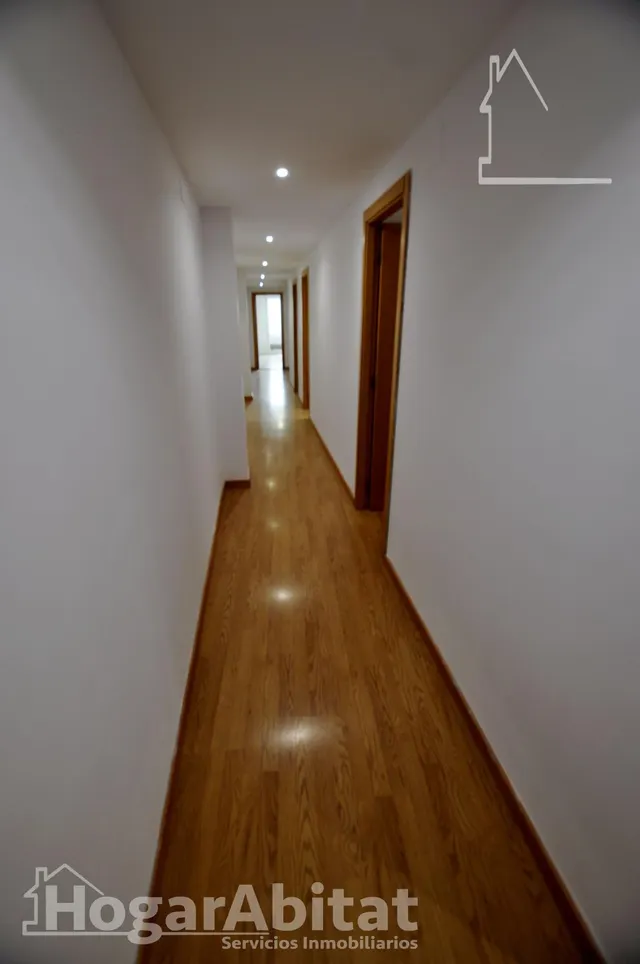 ¡Zona centro! Amplio y luminoso con garaje y balcón de vistas despejadas — 32