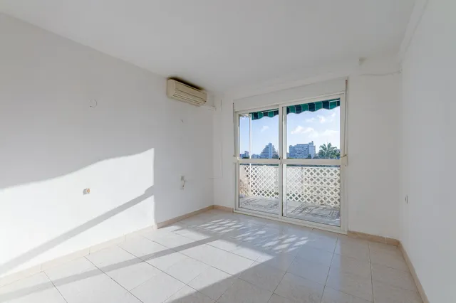 Piso con vistas al mar y gran potencial en Benalmádena — 7