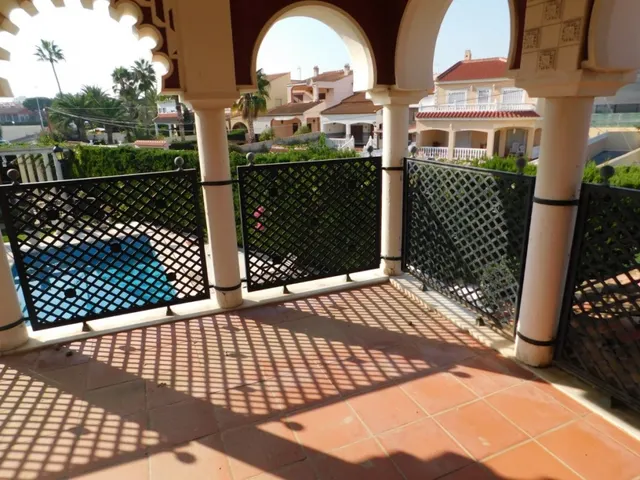 Venta - villa de lujo - Torrevieja - 6 dormitorios - 5 baños - 328 m2 - parcela 1066 m2 - piscina - garaje — 34