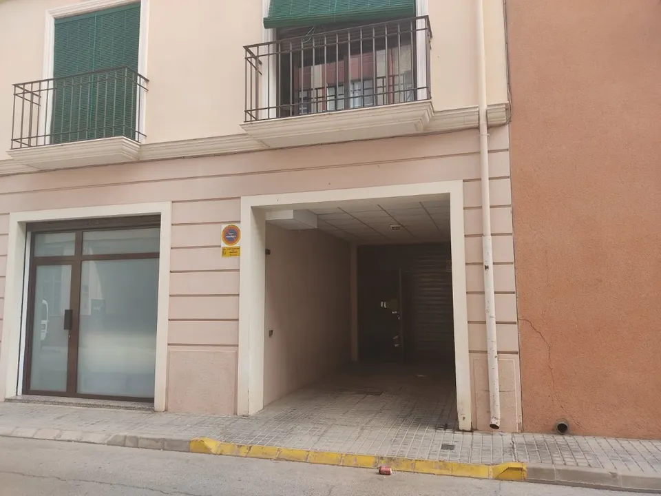 GARAJE CERRADO DE 20 M2 CON LUZ PROPIA