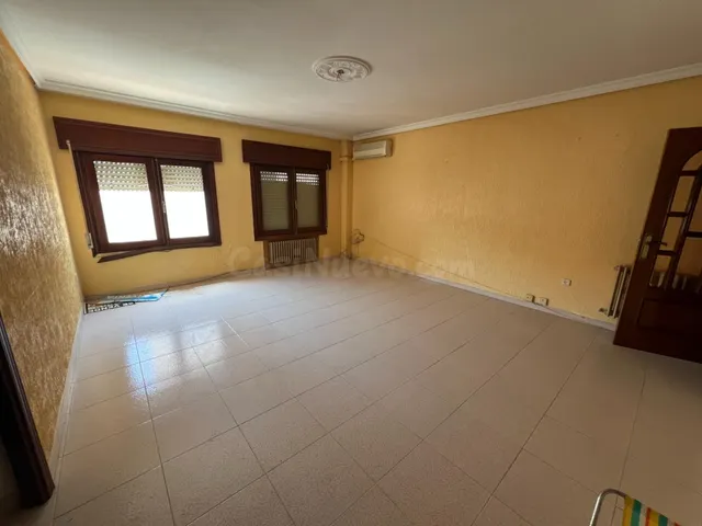 PISO EN EL CENTRO DE LA LOCALIDAD, DOS PISOS JUNTOS, EN MUY 