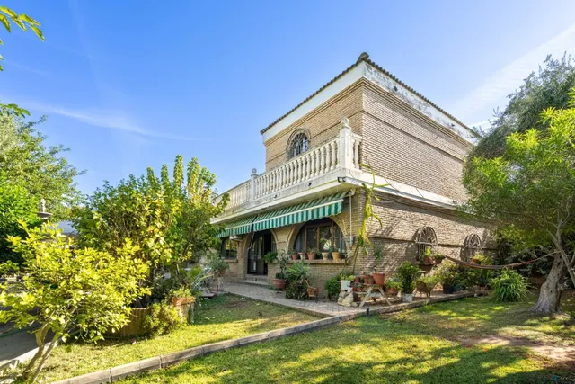 Chalet y parcela segregable en Palomares del Río