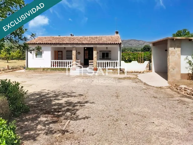 Chalet independiente con piscina y gran parcela. — 30