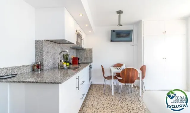 Amplio estudio con licencia turística a 50 m de la playa Empuriabrava — 9