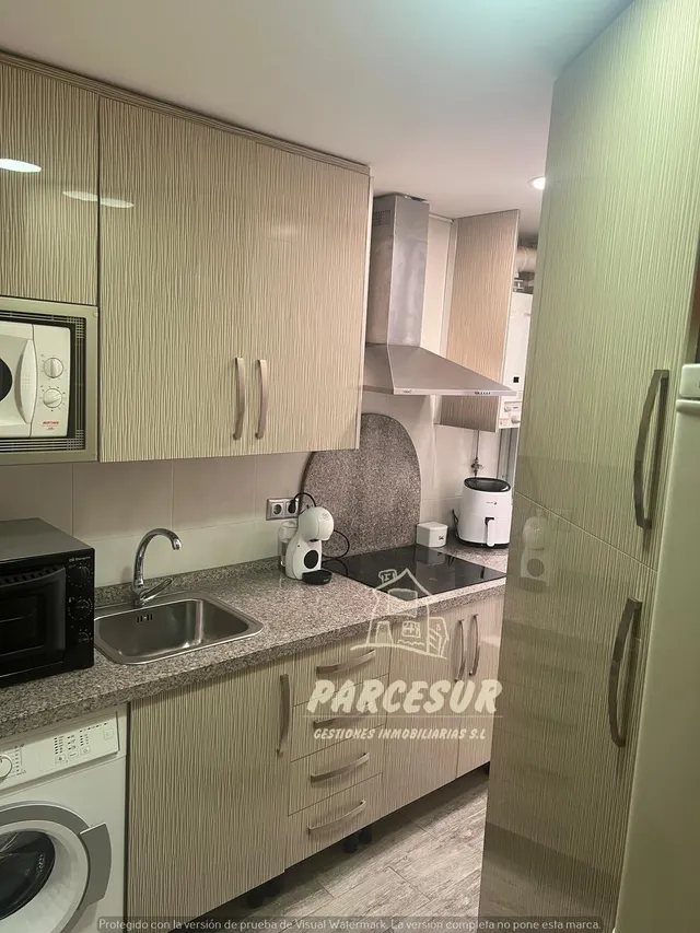 CIUDAD JARDIN - Piso interior de 60 m con 2 habitaciones, suelo imitacion madera gris. — 9