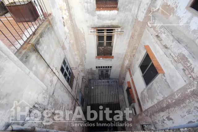 Extraordinaria finca con local comercial y múltiples posibilidades de reconversión a reformar en pleno centro — 22