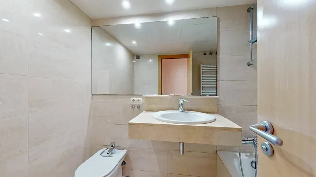 Poblenou: luz natural, dos amplias habitaciones y parking y trastero incluidos en el precio. — 14