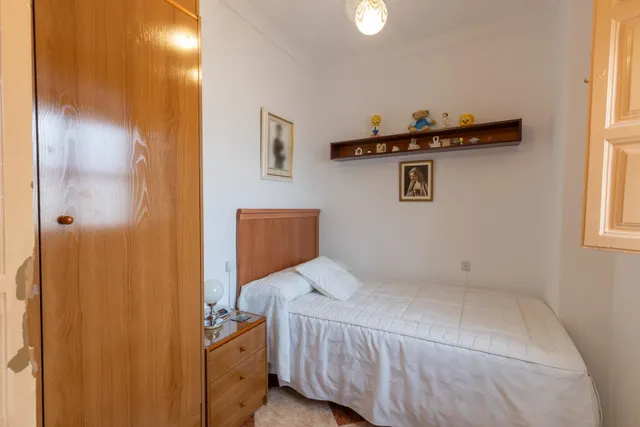 Oportunidad única en pleno corazón de Granada: luminosidad, ubicación y un enorme potencial de transformación — 25