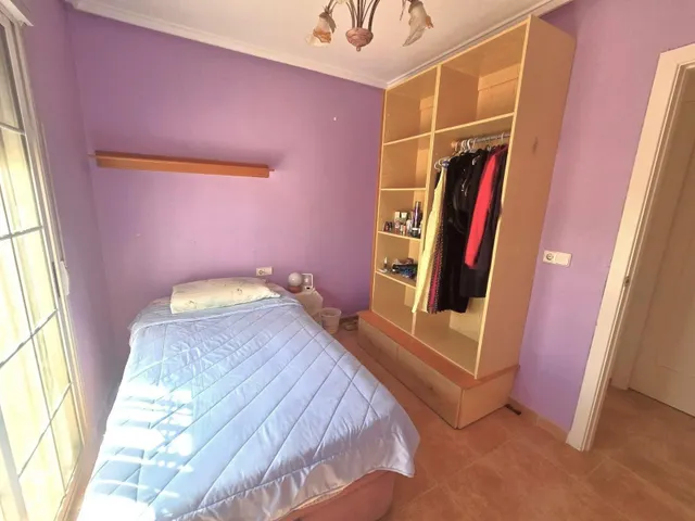 Amplia villa (aprox. 98 m2 + terrazas y garaje) con 3 dormitorios, 2 baños y gran piscina comunitaria. Cerca de colegios y comercios, y a solo 1,5 km de las playas de Punta Prima. — 33
