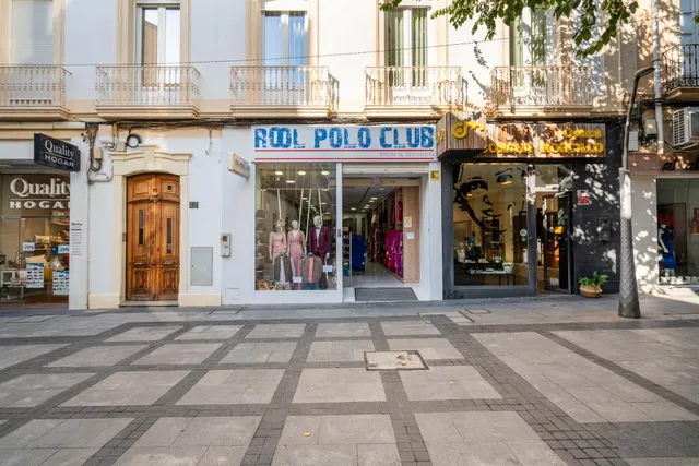 LOCAL COMERCIAL EN CALLE REYES CATOLICOS 12 — 3