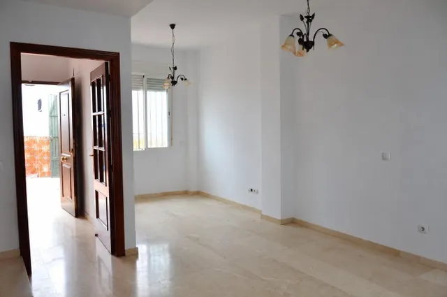 Tu próximo hogar en Sanlúcar la Mayor: tres dormitorios, patio y sótano — 7