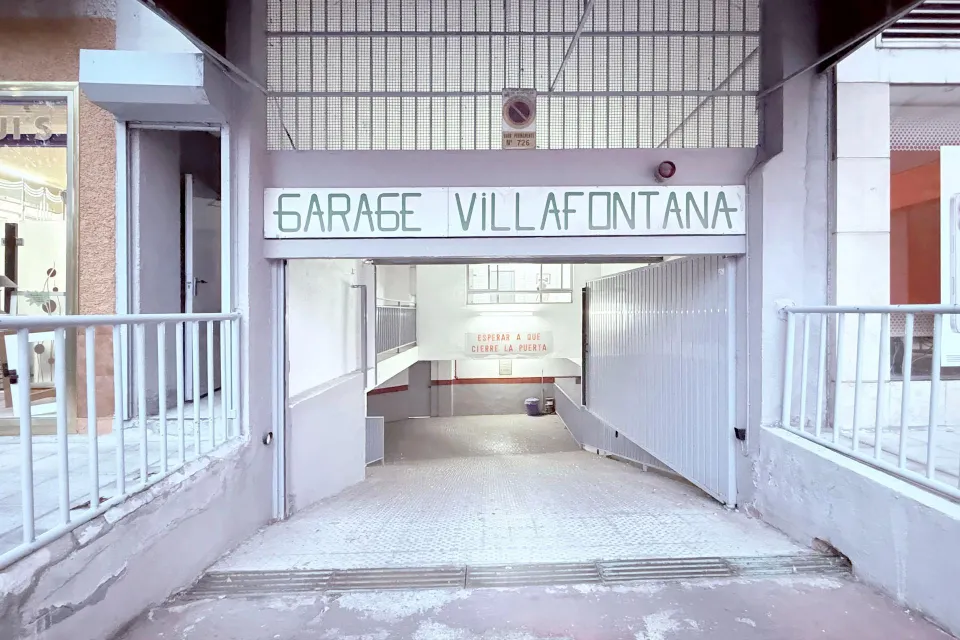 Este no es un aparcamiento cualquiera; es el mítico Garaje Villafontana.