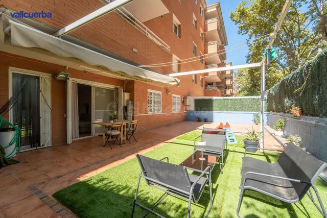 PLANTA BAJA CON GRAN TERRAZA-JARDÍN Y PLAZA DE APARCAMIENTO: