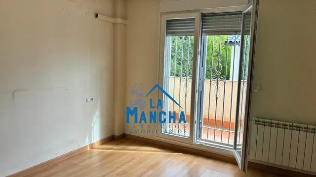 INMOBILIARIA LA MANCHA VENDE ADOSADO EN BARRIO MEDICINA. — 13