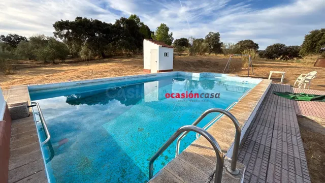 PARCELA CON VIVIENDA, PISCINA Y OLIVOS - foto 2