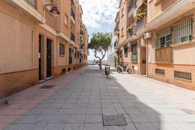 Garaje cerrado de 24 m2 en la zona del Puerto de Motril — 10