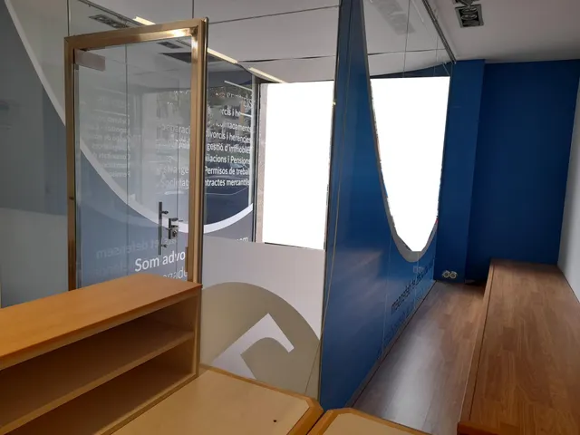 Local comercial con suelos de parquet y aire acondicionado en Cerdanyola sur — 3