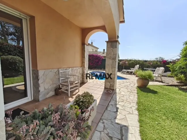 Calonge | Chalet con piscina privada y terraza con vistas al - foto 3