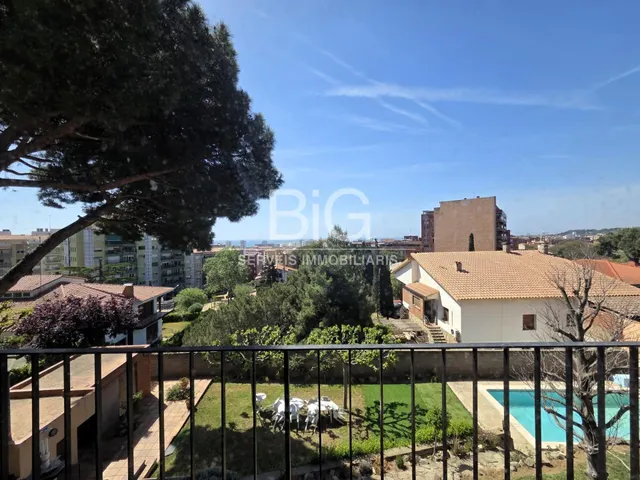 ESPECTACULAR CASA CON JARDÍN Y PISCINA PRIVADA EN LA CIUDAD  - foto 5