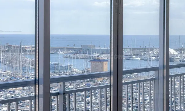 Ático reformado con vistas al mar, enorme terraza y piscina a 50 m de la playa en Torrevieja — 2