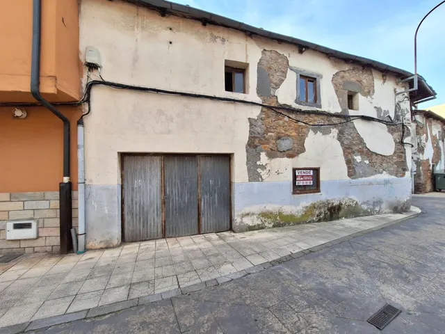 Casa de Pueblo en el Centro Histórico de Bembibre para Reformar — 3