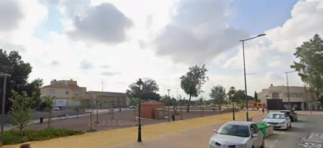 COCHERA CON FACHADA A DOS CALLES IDEAL PARA CONSTRUIR - foto 2