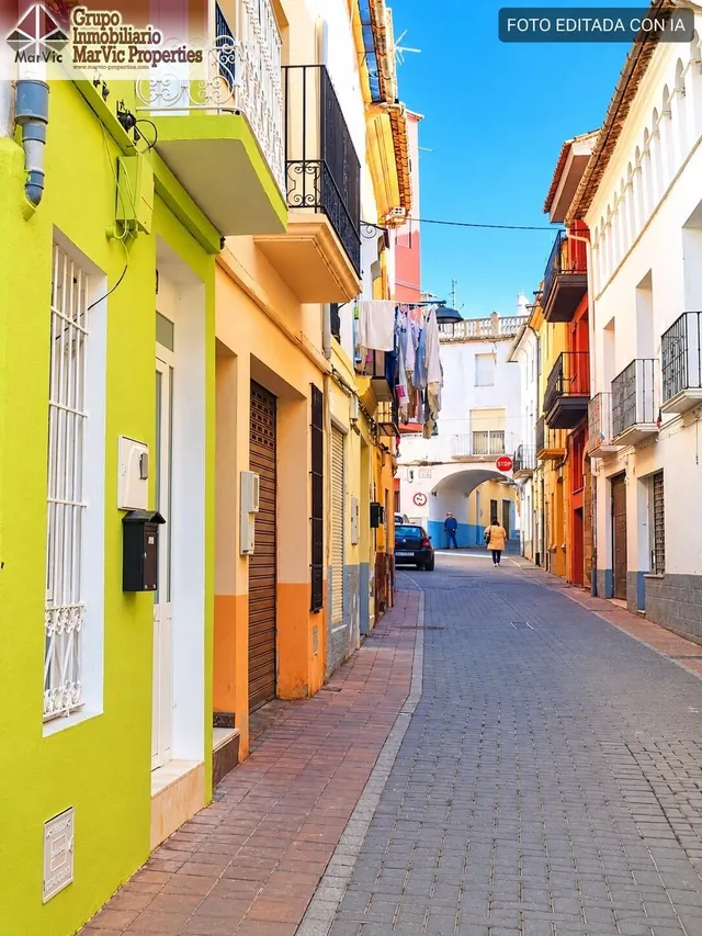 Casa pareada con encanto y posibilidades en el centro de Cal