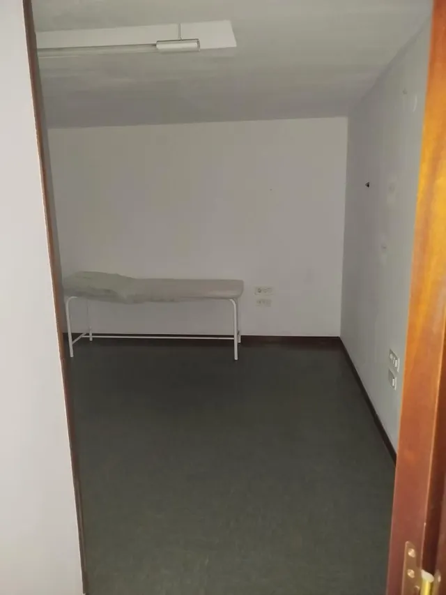 Se alquila local ideal para consulta u oficinas  entre el Hospital Puerta Del Mar y Paseo Maritimo. — 15