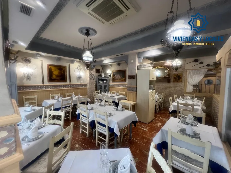 SE TRASPASA RESTAURANTE TOTALMENTE INSTALADO Y FUNCIONANDO JUNTO PLAZA DE GRACIA Y CALLE RECOGIDAS