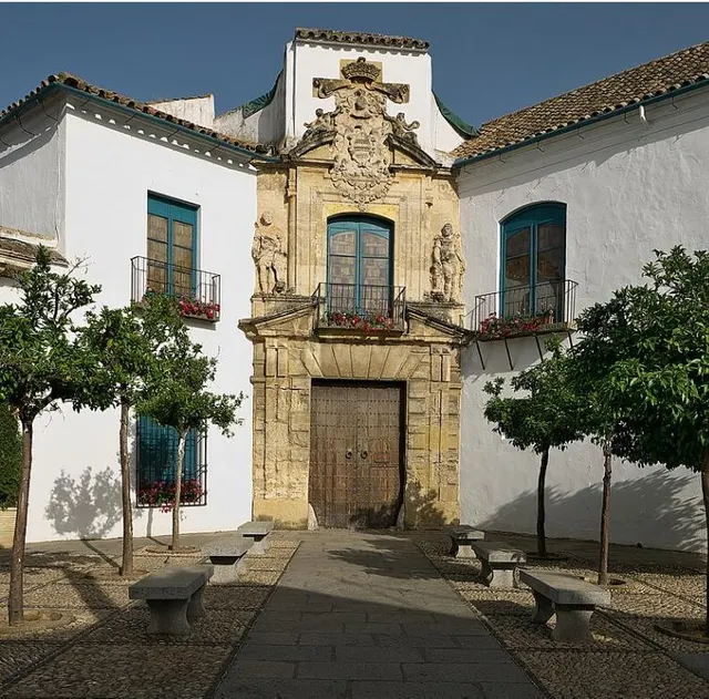 JUNTO AL PALACIO DE VIANA