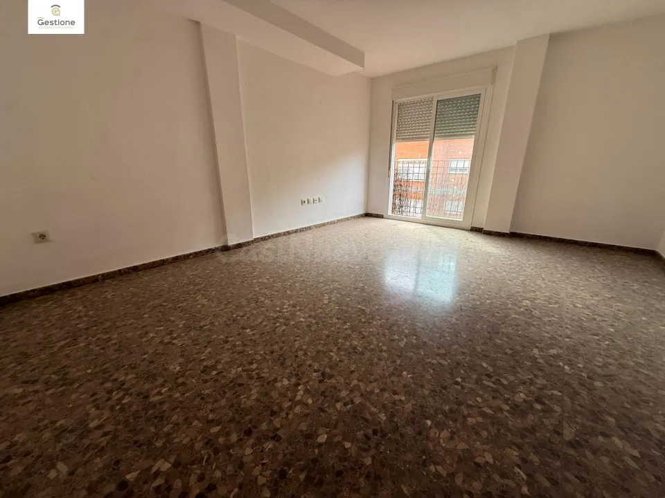 Luminoso piso con garaje en zona LLombai