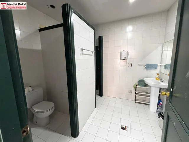 ¡Amplio local comercial con patio y accesibilidad para todos! — 13