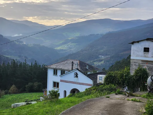 PRECIOSA CASA CON CAPILLA Y TERRENOS EN VILLAYON (ASTURIAS) — 24