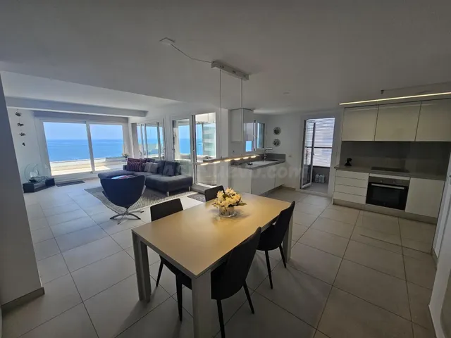 ÚLTIMO ático disponible con vistas frontales al Mediterráneo - foto 4