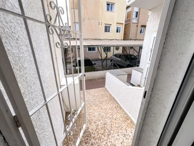 Encantador adosado de 2 plantas en Nueva Torrevieja — 2 dormitorios, 2 baños, gran patio y piscina comunitaria — 22