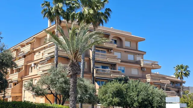 Bonito apartamento con vistas y piscina — 26