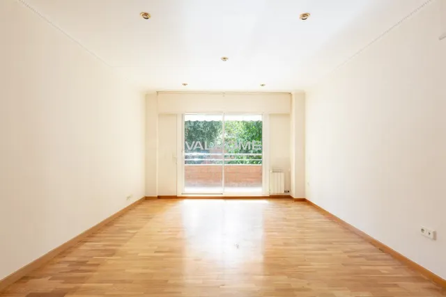 Piso en venta en Parc Central con cuatro dormitorios y pisci - foto 5