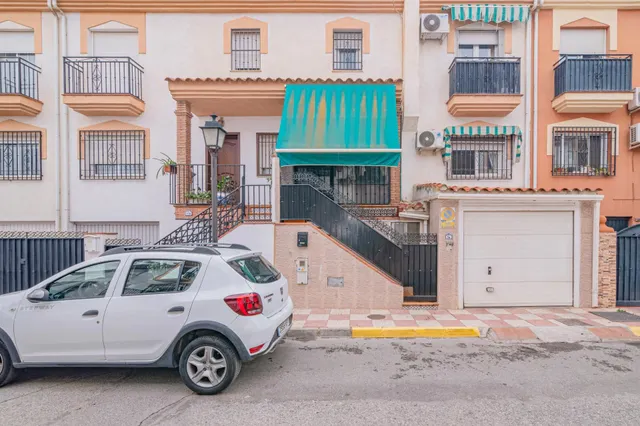 Fantástica casa adosada de 3 plantas con placas fotovoltaica - foto 2