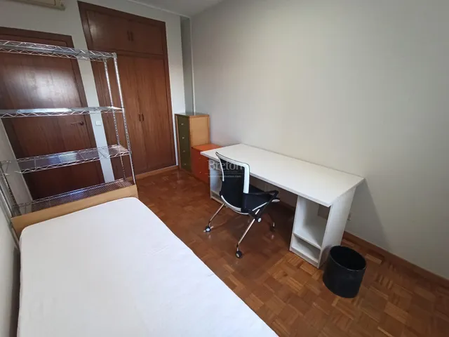 Interesante piso, incluye plaza de garaje, Sector Universidad. — 24