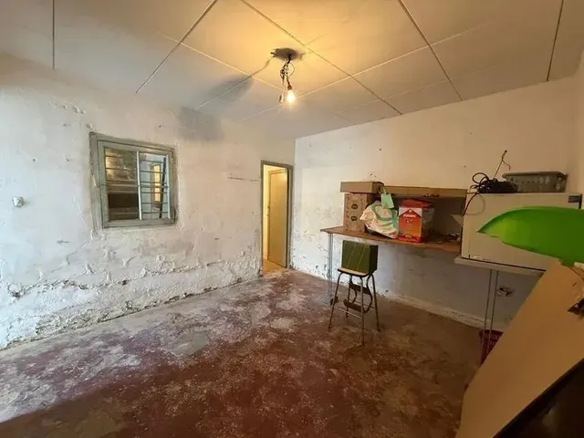 CHALET ADOSADO A REFORMAR, ESQUINERO CON SALIDA A DOS CALLES — 31