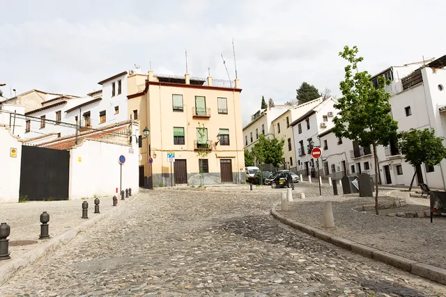 Albayzin bajo zona. piso 3 dormitorios. 2 baños. salón. cocina. calefacción. luminoso. — 27