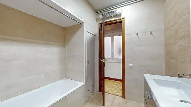 Vivienda en quinta planta con vistas panorámicas, luminosa, con 5 amplias habitaciones. — 43
