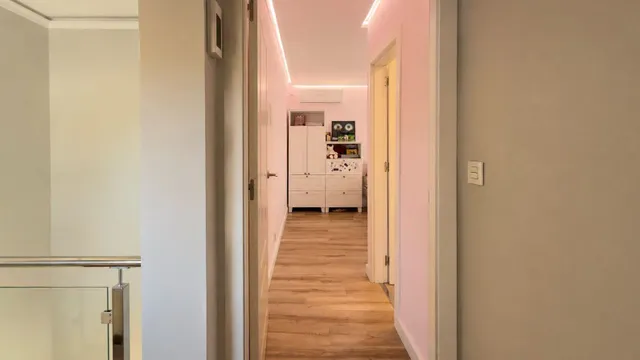 Casa reformada de 5 dormitorios con piscina privada, gran terraza y placas solares en Los Balcones — 28