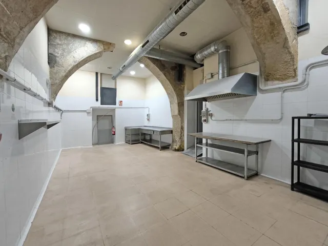 Local comercial con salida de humos en calle Nau, a escasos metros de la Catedral de Tarragona. — 8