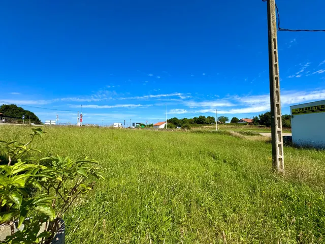 CONJUNTO DE EDIFICACIONES CON TERRENO URBANO EN LA REVILLA. — 41