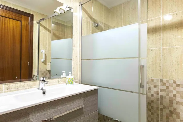 Amplia vivienda de 4 dormitorios con garaje, trastero y metro a pocos minutos — 43