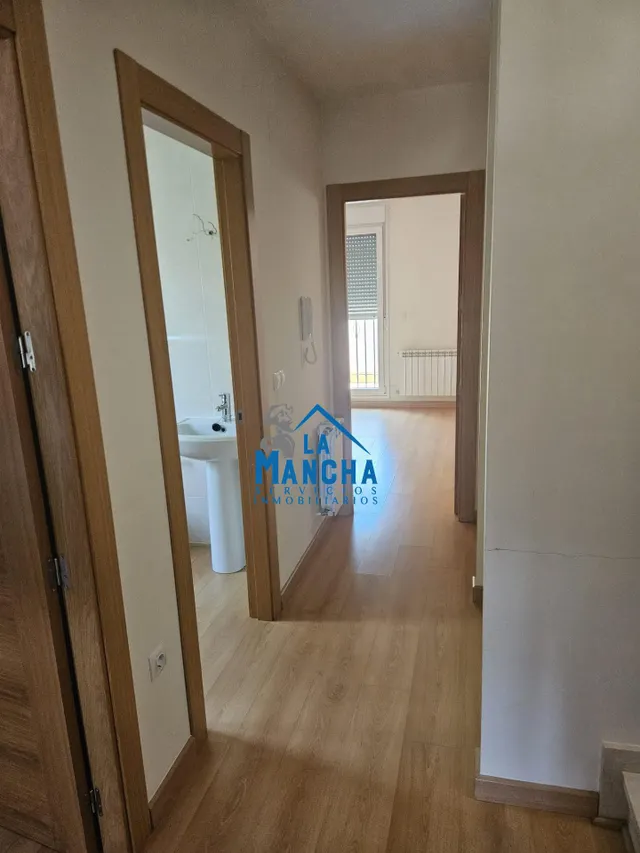 INMOBILIARIA LA MANCHA VENDE ADOSADO EN BARRIO MEDICINA. — 26