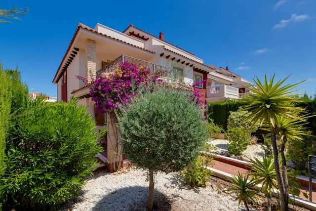 ESPECTACULAR BUNGALOW EN ORIHUELA COSTA CON PISCINA COMUNITA - foto 2
