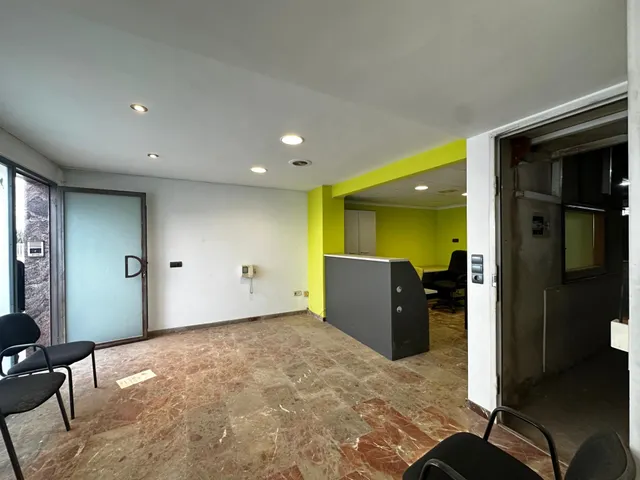 Local comercial con oficinas y zona de trabajo — 11